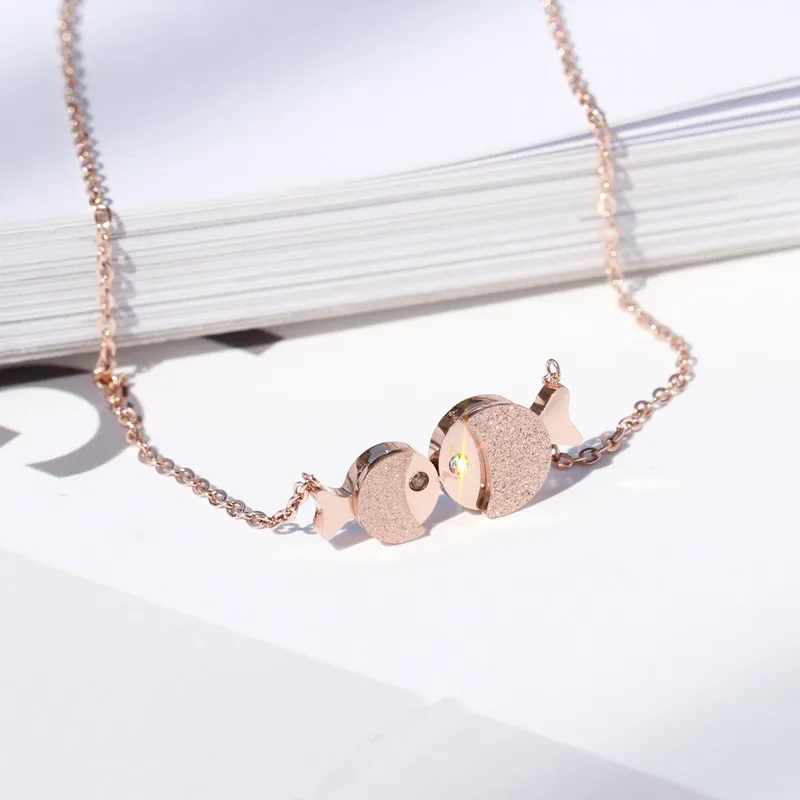 New Fashion Contracted Rose Gold Titanium Steel Kiss Fish Necklace Female Fish Pendant Pisces Women Chokers Necklace
New Fashion Contracted Rose Gold Titanium Steel Kiss Fish Necklace Female Fish Pendant Pisces Women Chokers Necklace