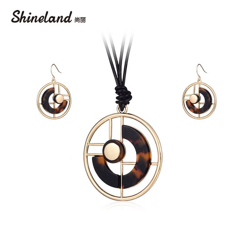 Shineland 2019 New Leopard Print Round Hollow Resin Necklace Earring Black Double Layer PU Leather Statement Pendant for Women
Shineland 2019 New Leopard Print Round Hollow Resin Necklace Earring Black Double Layer PU Leather Statement Pendant for Women