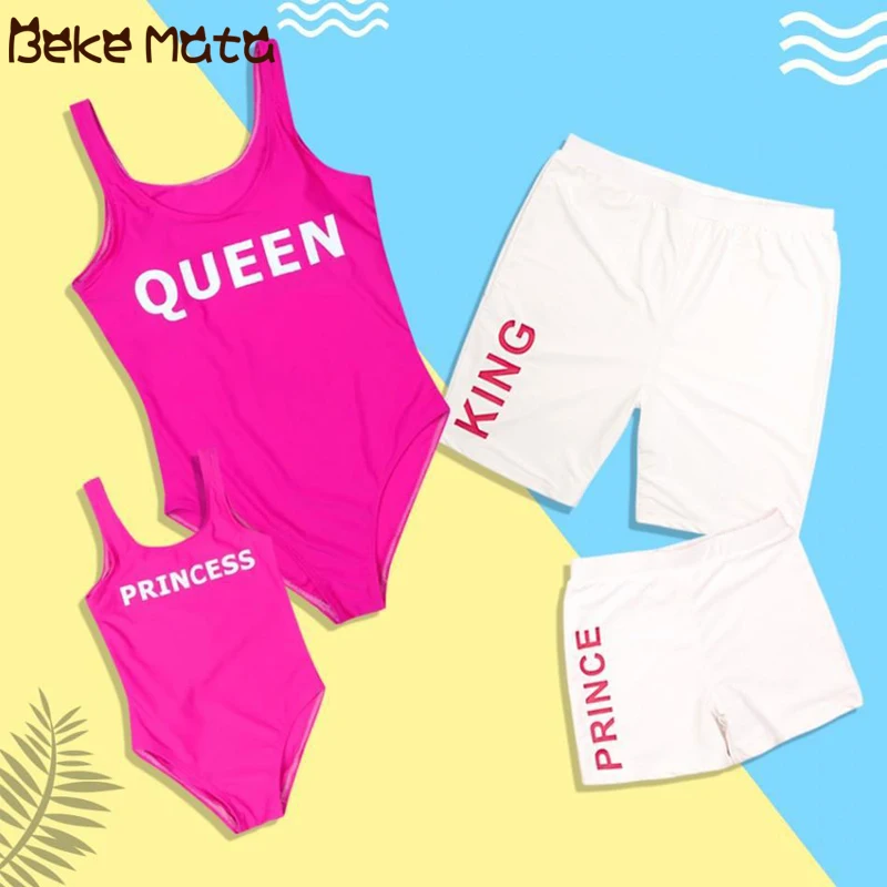 Family Matching Clothes Summer Mom Daughter Swimwear Family Look Mother Daughter Swimsuits KING QUEEN Father Son Beach Suits Set
Family Matching Clothes Summer Mom Daughter Swimwear Family Look Mother Daughter Swimsuits KING QUEEN Father Son Beach Suits Set
