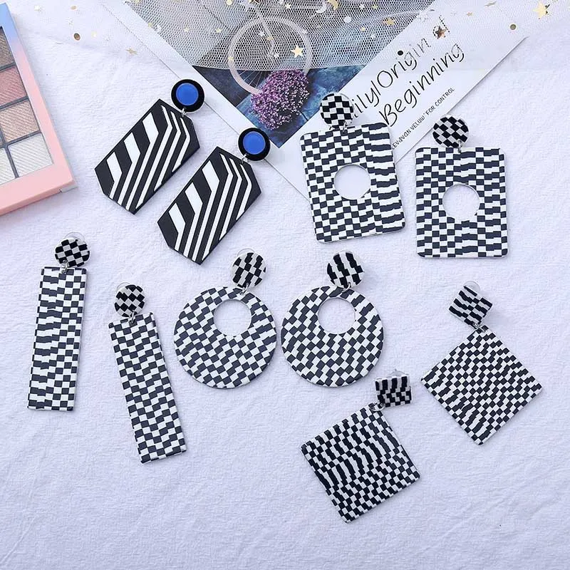 New Geometric Black And White Color Matching Acrylic Earrings For Women Simple Resin Earrings
New Geometric Black And White Color Matching Acrylic Earrings For Women Simple Resin Earrings