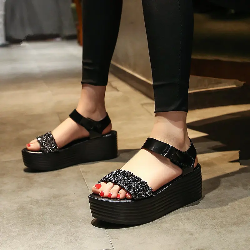 Summer new casual muffin bottom sandals fashion fish mouth waterproof platform Roman wind sequined high heels.
Summer new casual muffin bottom sandals fashion fish mouth waterproof platform Roman wind sequined high heels.