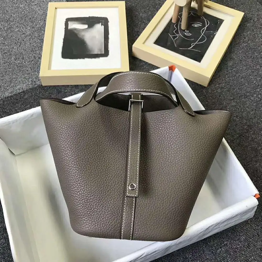 The highest quality ladies luxury fashion handbags quality classic 100% leather brand famous ladies hand-made handbags free ship
The highest quality ladies luxury fashion handbags quality classic 100% leather brand famous ladies hand-made handbags free ship