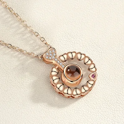 Love Memory Projection Necklace Tremolo in 100 Languages I Love You Lover Chip Customized YANHONG Jewelry Pendant
Love Memory Projection Necklace Tremolo in 100 Languages I Love You Lover Chip Customized YANHONG Jewelry Pendant