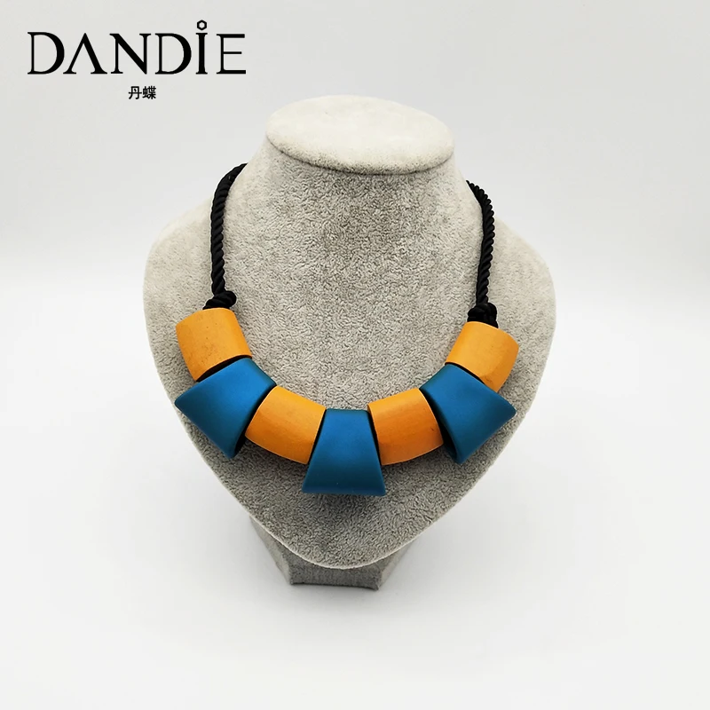 Dandie Trapezoidal rubber, wooden block necklace, fashion, simple feminine accessory
Dandie Trapezoidal rubber, wooden block necklace, fashion, simple feminine accessory