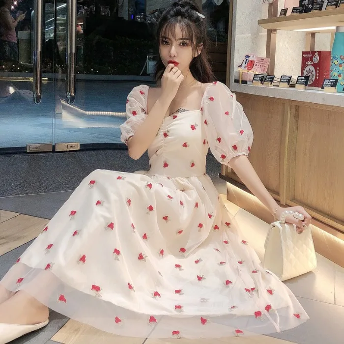 Princess Look! Red Rose Embroidery Mesh Long Dress Square Neck Puff Sleeve Dress Robe Femme Vestido Fiesta Vestiti Donna
Princess Look! Red Rose Embroidery Mesh Long Dress Square Neck Puff Sleeve Dress Robe Femme Vestido Fiesta Vestiti Donna
