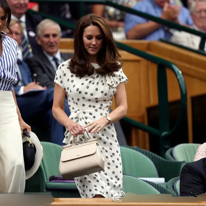 Runway Designer 2019 Spring Summer Dress Women New Kate Middleton Princess Vintage Dot Print O-Neck Short Sleeve Pleated Dress
Runway Designer 2019 Spring Summer Dress Women New Kate Middleton Princess Vintage Dot Print O-Neck Short Sleeve Pleated Dress