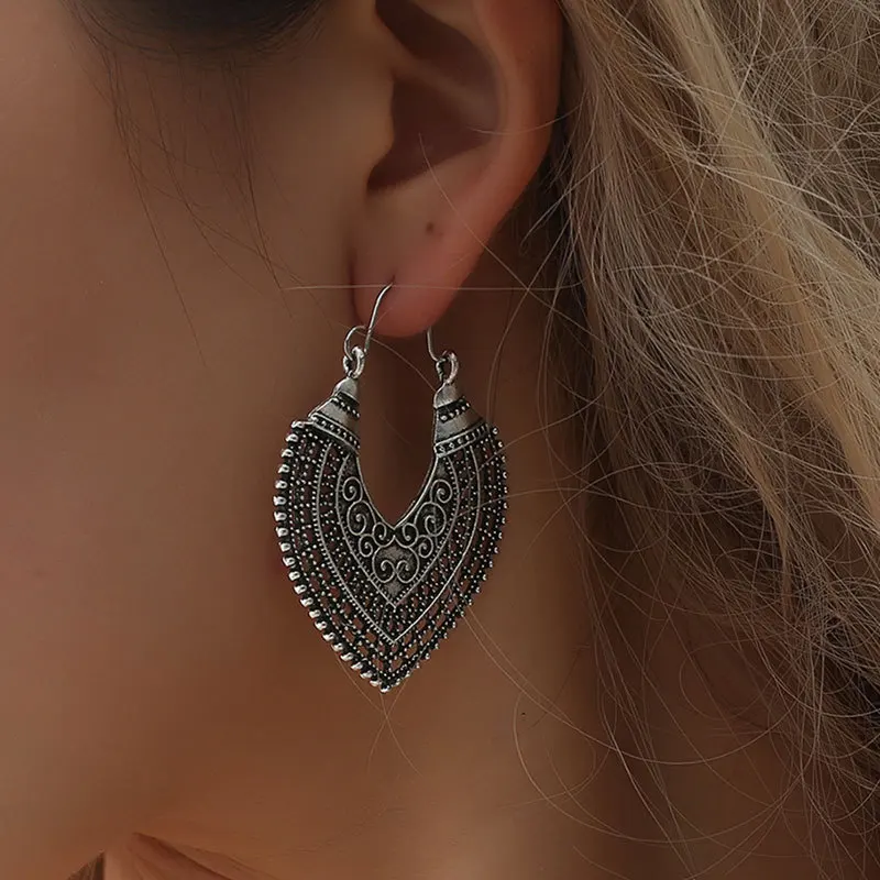 Hollow Bohemian National Wind Carved Earrings Hearty Heart Geometric Half Round Earrings
Hollow Bohemian National Wind Carved Earrings Hearty Heart Geometric Half Round Earrings