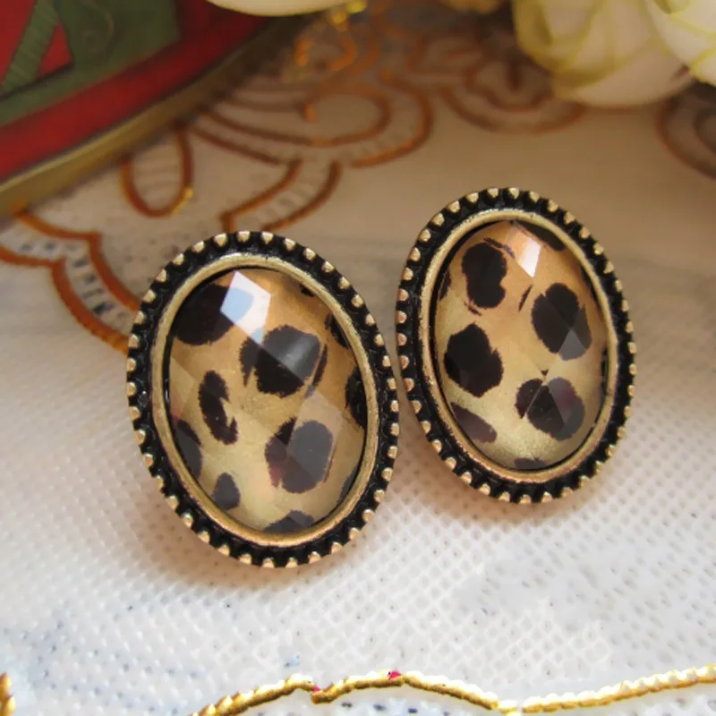 Minimalist Vintage Trendy Sexy Small Super Value Ellipse Leopard Print Oval Ear Nail Multicolor Men and Women Stud Earrings Gift
Minimalist Vintage Trendy Sexy Small Super Value Ellipse Leopard Print Oval Ear Nail Multicolor Men and Women Stud Earrings Gift