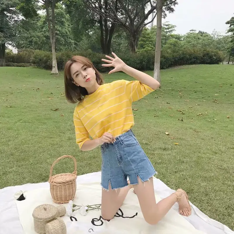 Young Girls Denim High-waist Trousers Slim Wide-legged Fringe Cut Ribbed Hairy Fringe Female Jeans Summer Ladies Shorts
Young Girls Denim High-waist Trousers Slim Wide-legged Fringe Cut Ribbed Hairy Fringe Female Jeans Summer Ladies Shorts