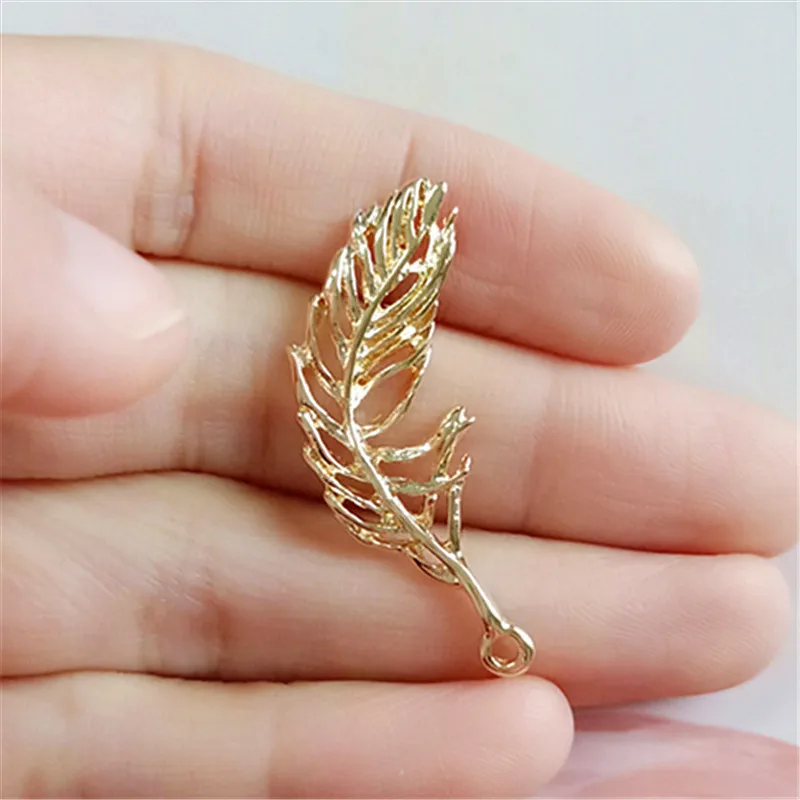 50pcs 13*36mm Alloy Material Gold color Leaf Pendant Feather shape Charms for Necklace Pendants DIY Jewelry Findings Wholesale
50pcs 13*36mm Alloy Material Gold color Leaf Pendant Feather shape Charms for Necklace Pendants DIY Jewelry Findings Wholesale