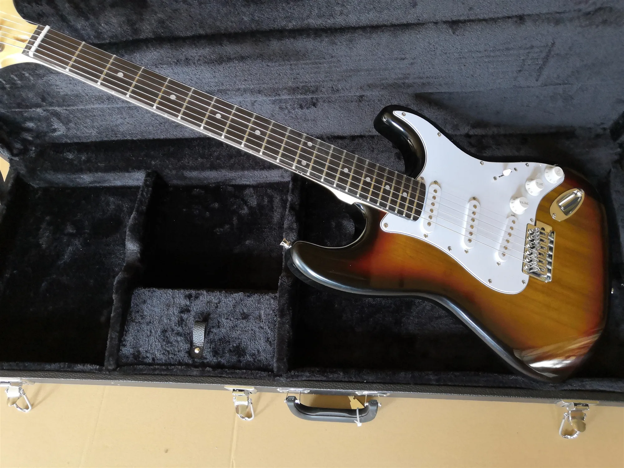 Factory custom Sunbust str Electric guitar,Rosewood fingerboard,White pickguard,SSS Pickups,customized!S-5
Factory custom Sunbust str Electric guitar,Rosewood fingerboard,White pickguard,SSS Pickups,customized!S-5