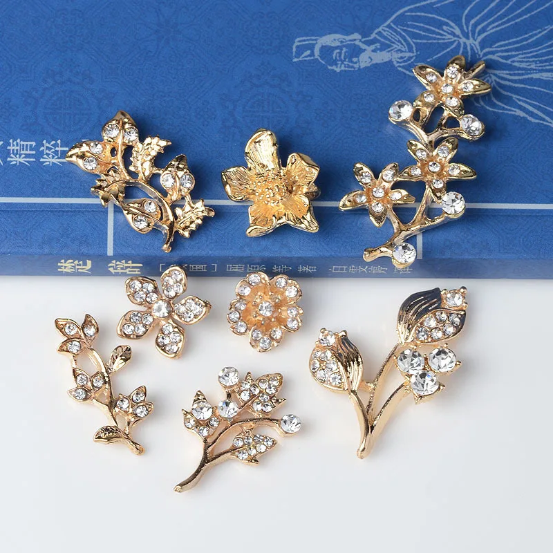50PCS Gold tone Alloy Material Crystal Leaf Charm Crystal Flower Pendant for Wedding Head DIY Handmade Jewelry Making
50PCS Gold tone Alloy Material Crystal Leaf Charm Crystal Flower Pendant for Wedding Head DIY Handmade Jewelry Making