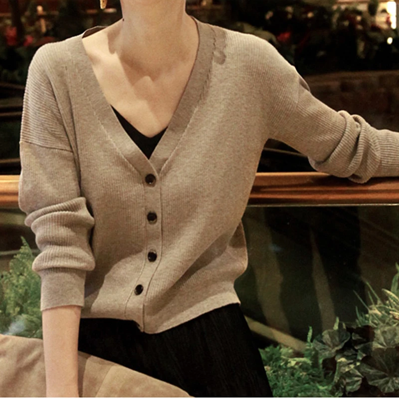BELIARST Spring and Autumn New Woman Cashmere Wool Sweater Fashion Loose V Neck Cardigan Sweater Long Sleeve Sweater Coat
BELIARST Spring and Autumn New Woman Cashmere Wool Sweater Fashion Loose V Neck Cardigan Sweater Long Sleeve Sweater Coat