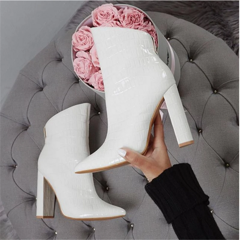 2019 Luxury Design Women 11.5cm High Heels Fetish Boots Leather Block White Heels Ankle Boots Serpentine Chunky Quality Shoes
2019 Luxury Design Women 11.5cm High Heels Fetish Boots Leather Block White Heels Ankle Boots Serpentine Chunky Quality Shoes
