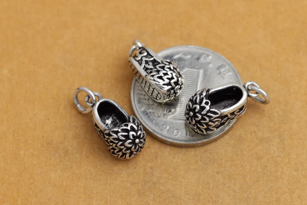 S925 sterling silver jewelry accessories small embroidered shoes necklace hung hang drop Christmas gift D137
S925 sterling silver jewelry accessories small embroidered shoes necklace hung hang drop Christmas gift D137
