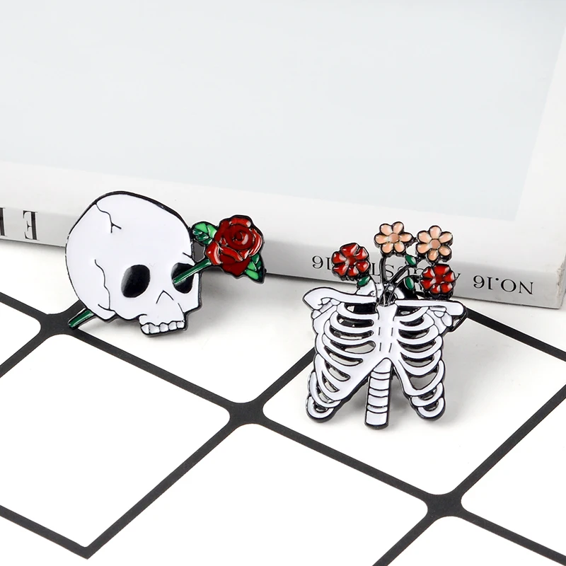 Scheletro-con-fiori-Smalto-Spilli-gabbia-Toracica-e-del-cranio-con-i-fiori-Spilla-Halloween-Spille