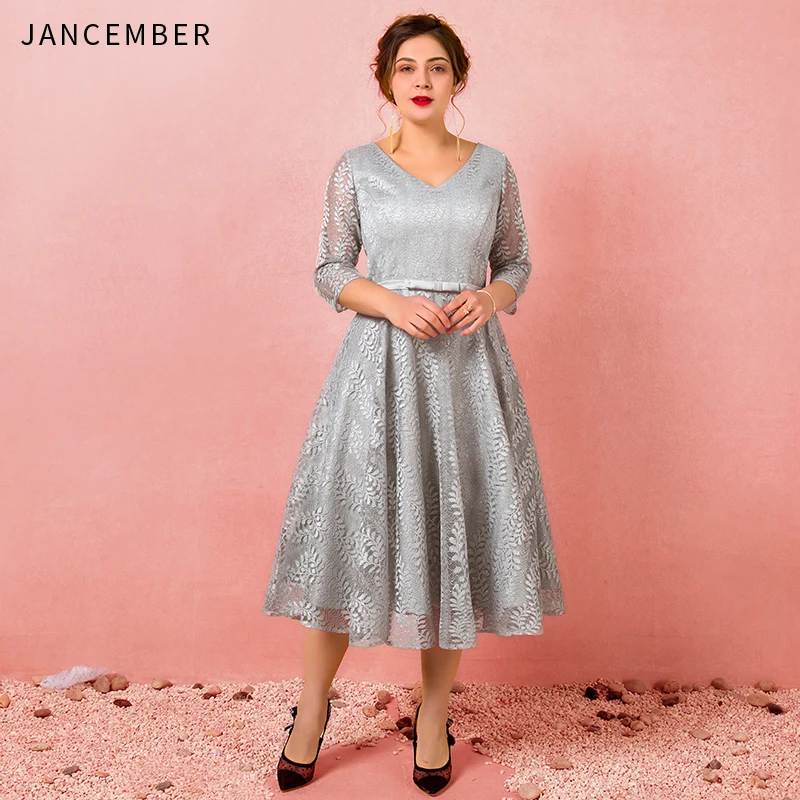 JANCEMBER Plus Size Cocktail Dresses Illusion Three Quarter Sleeve V-Neck Bow Belt Lace Up Back A-Line Applique robe de cocktail
JANCEMBER Plus Size Cocktail Dresses Illusion Three Quarter Sleeve V-Neck Bow Belt Lace Up Back A-Line Applique robe de cocktail
