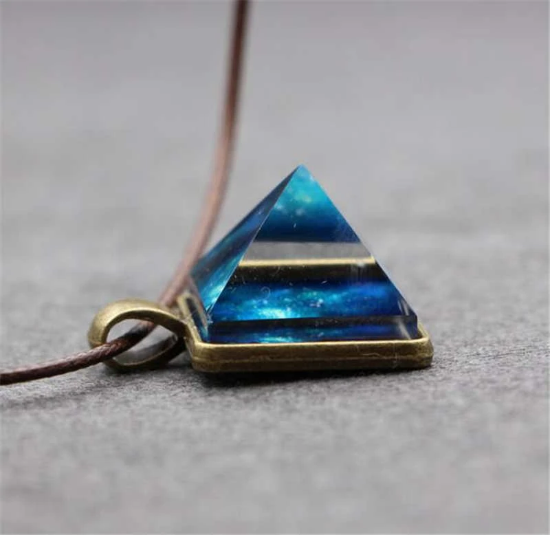Pyramid natural glow-in-the-dark crystal pendant fantasy glow-in-the-sky necklace, cool male and female accessories
Pyramid natural glow-in-the-dark crystal pendant fantasy glow-in-the-sky necklace, cool male and female accessories