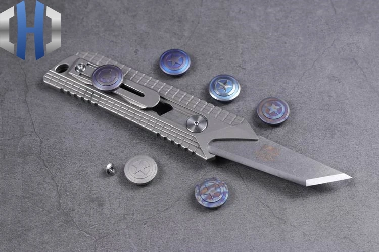 EDC Captain America Titanium Alloy Flashlight Back Clip Folding Knife Steel Back Clip Financial Decorative Buckle DIY Button
EDC Captain America Titanium Alloy Flashlight Back Clip Folding Knife Steel Back Clip Financial Decorative Buckle DIY Button