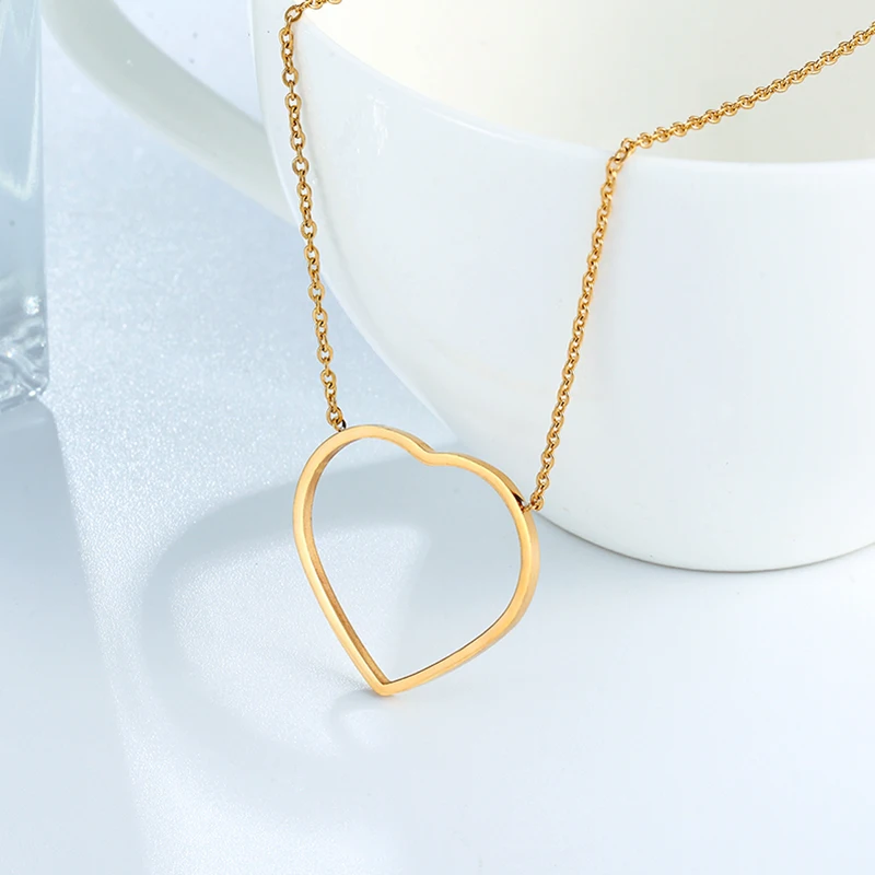 European and American punk metal wind sexy hollow stainless steel heart-shaped necklace pendant long summer new chain fashion
European and American punk metal wind sexy hollow stainless steel heart-shaped necklace pendant long summer new chain fashion