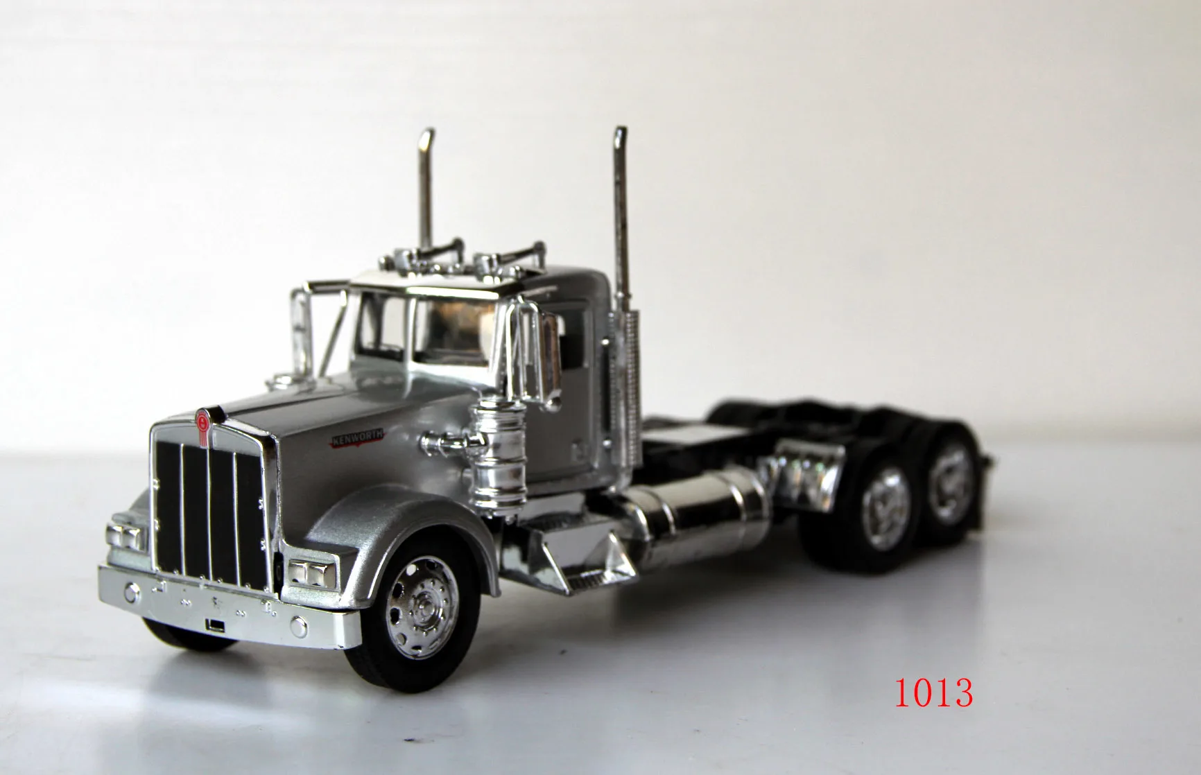 New Special Offer Die-cast Metal 1/32 W900 Trailer Head Desktop Static Display Collection Model Toys For Children
New Special Offer Die-cast Metal 1/32 W900 Trailer Head Desktop Static Display Collection Model Toys For Children