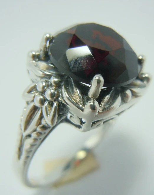 South Korea Europe and the United States fashion garnet plant pattern Romantic restoring ancient ways ring
South Korea Europe and the United States fashion garnet plant pattern Romantic restoring ancient ways ring