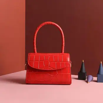 Spring/summer 2019 red street photo with mini retro leather leather flap shoulder slung portable small square bag free shipping
Spring/summer 2019 red street photo with mini retro leather leather flap shoulder slung portable small square bag free shipping