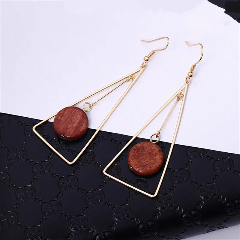 The triangle Round The design feels modern temperament long triangle geometry character of circular wood earrings
The triangle Round The design feels modern temperament long triangle geometry character of circular wood earrings