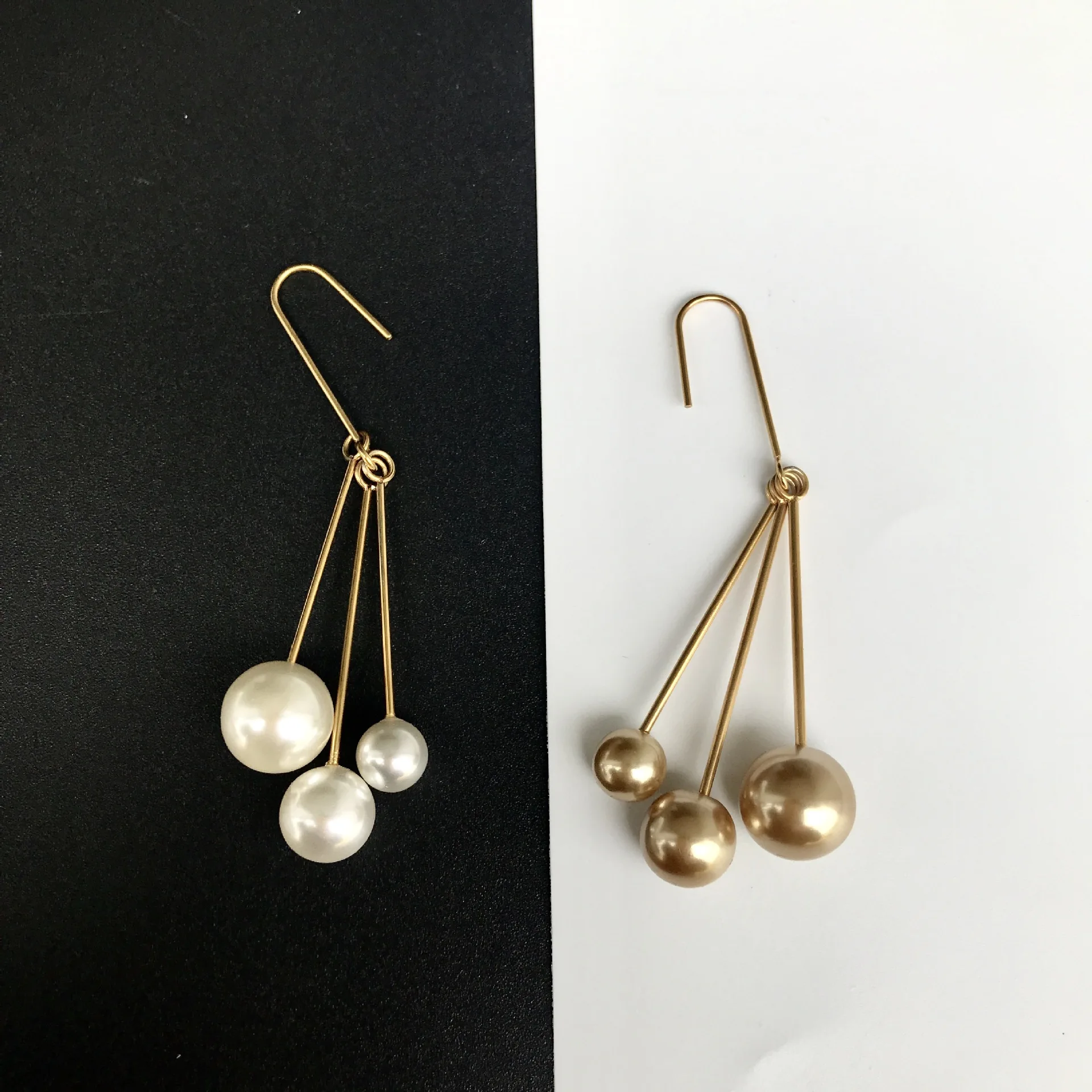 Three Ball Earrings in Early Spring in France and Long Titanium Steel Earhook White Ball Earrings Popular Temperament
Three Ball Earrings in Early Spring in France and Long Titanium Steel Earhook White Ball Earrings Popular Temperament