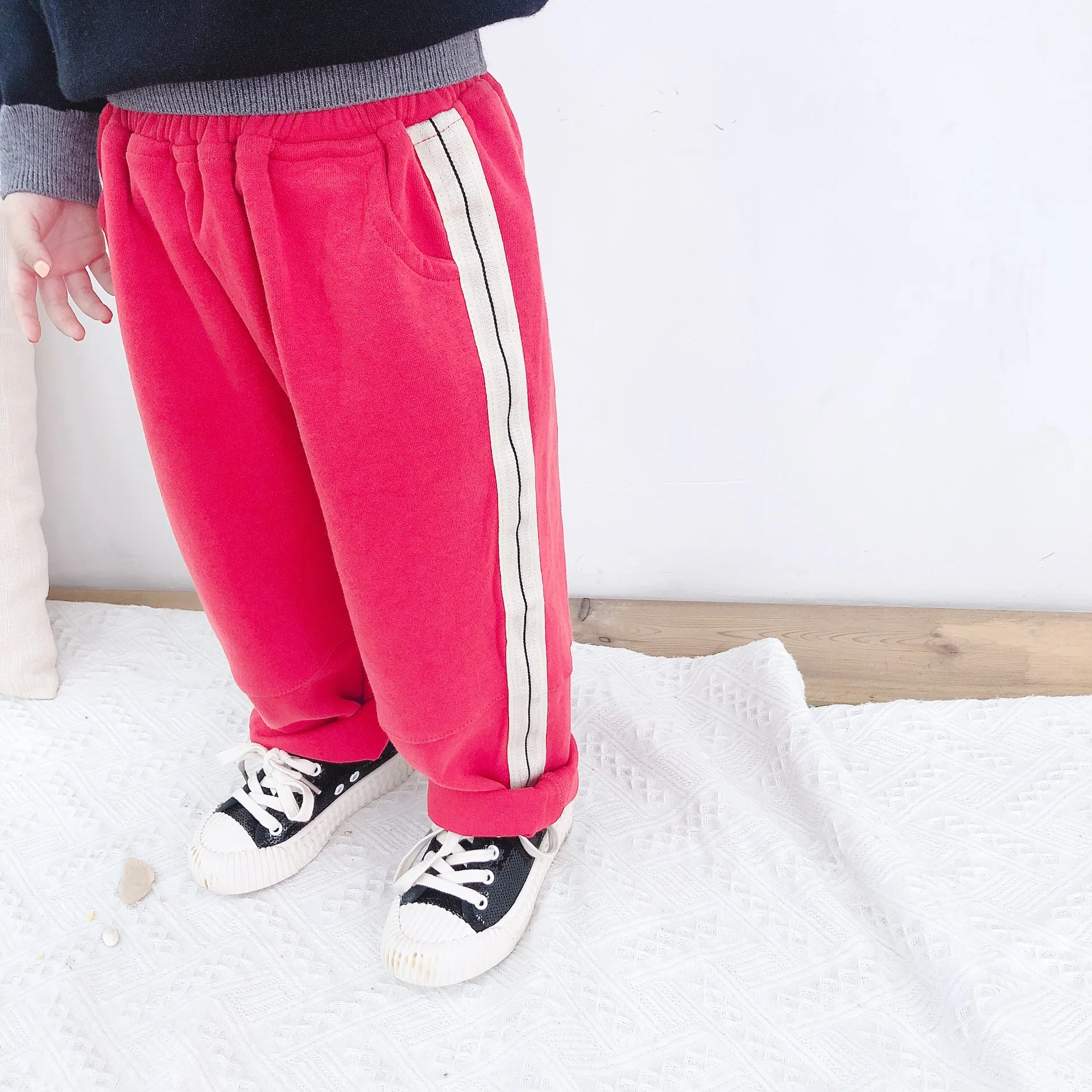 Korean style cute girls side braid fashion red casual pants kids soft all-match trousers
Korean style cute girls side braid fashion red casual pants kids soft all-match trousers