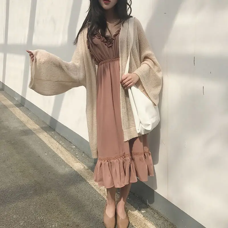 Hong Kong flavor chic gentle retro style wooden ear V-neck strap lotus leaf female wild high waist long dress
Hong Kong flavor chic gentle retro style wooden ear V-neck strap lotus leaf female wild high waist long dress