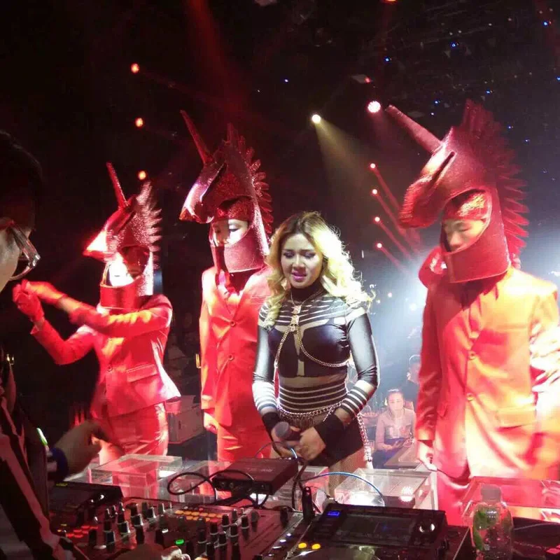 Red glossy leather horse head headdress singer DJ guest costume Halloween cosplay red suit future technology stage dance wear
Red glossy leather horse head headdress singer DJ guest costume Halloween cosplay red suit future technology stage dance wear