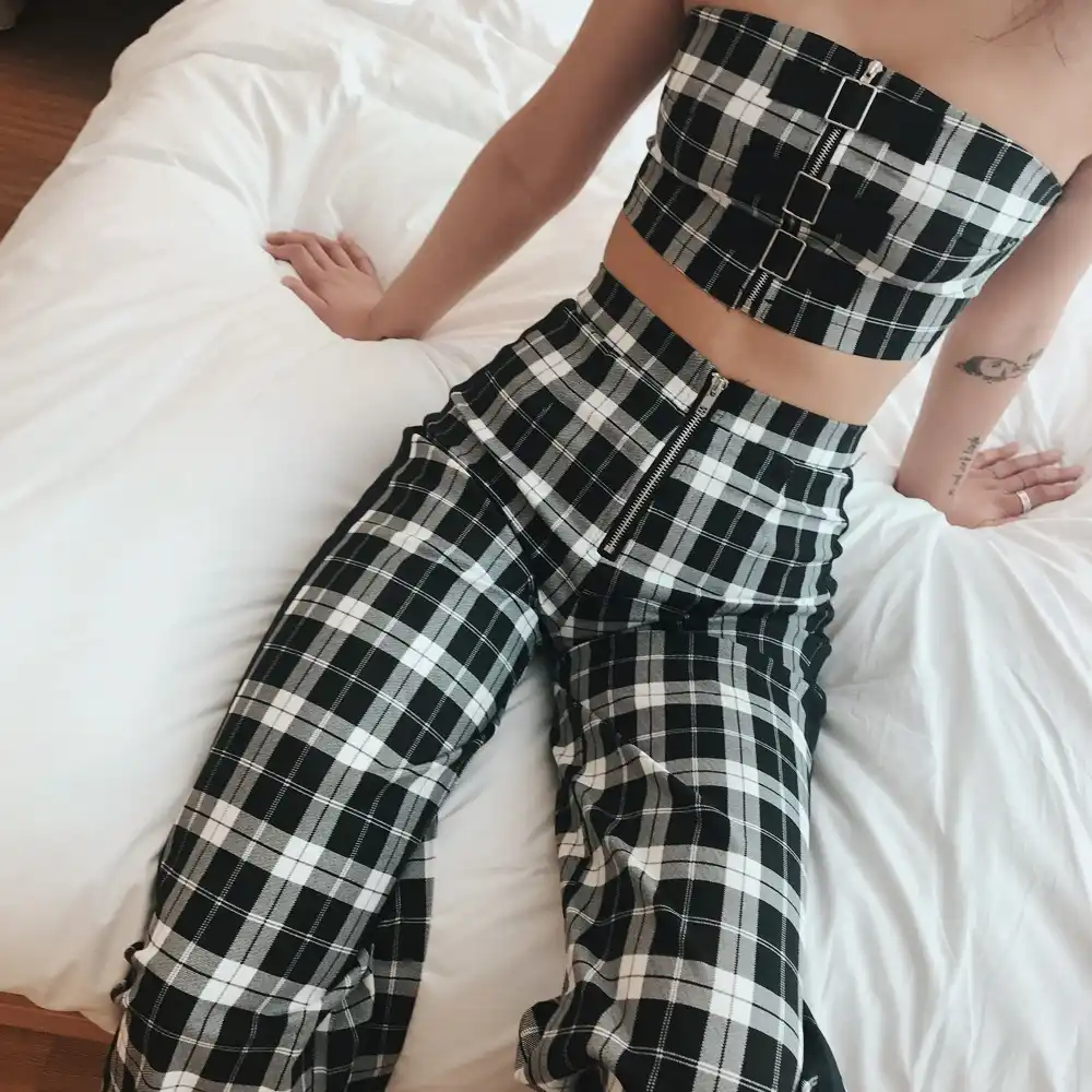checkered crop top outfit