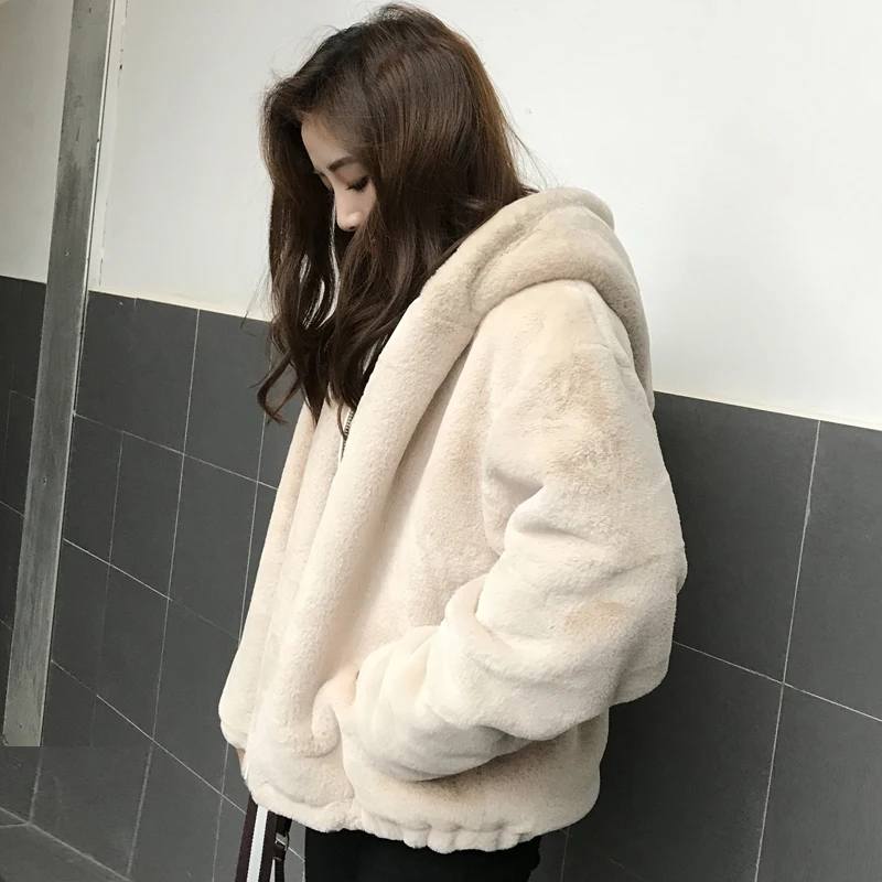 2018 autumn and winter new fashion imitation Rex Rabbit Fur female Korean version of the thick plush hooded short Faux Fur coat
2018 autumn and winter new fashion imitation Rex Rabbit Fur female Korean version of the thick plush hooded short Faux Fur coat