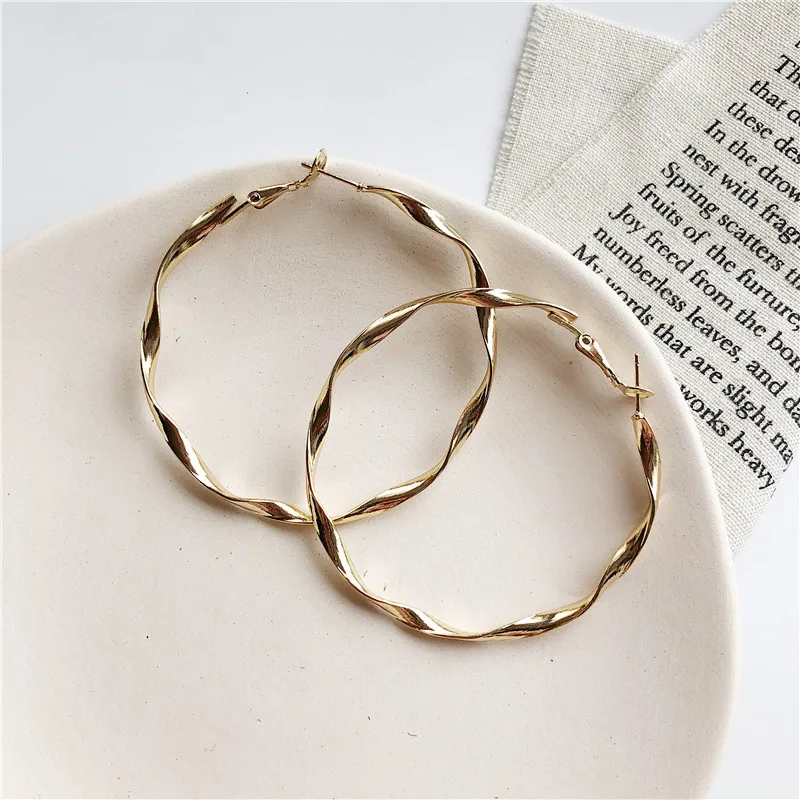 Ins cold breeze metal circle earrings big ear ring personality wavy new lines simple geometric ear nail
Ins cold breeze metal circle earrings big ear ring personality wavy new lines simple geometric ear nail