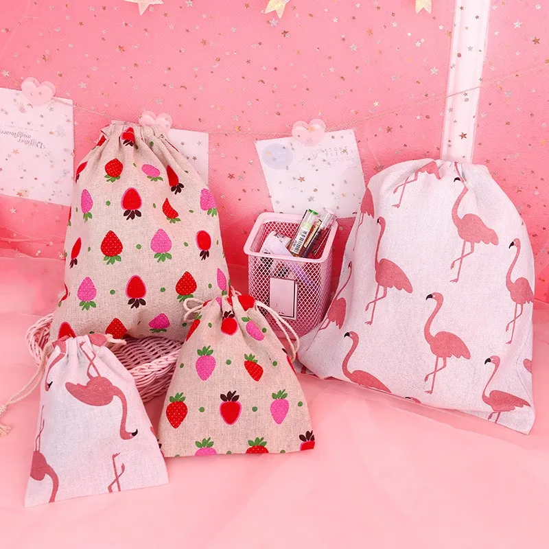 Cute Linen Drawstring Bag Girls Cartoon Strawberry Flamingo Printing Travel Home Storage Bags Strings Package Wholesale Dropship
Cute Linen Drawstring Bag Girls Cartoon Strawberry Flamingo Printing Travel Home Storage Bags Strings Package Wholesale Dropship