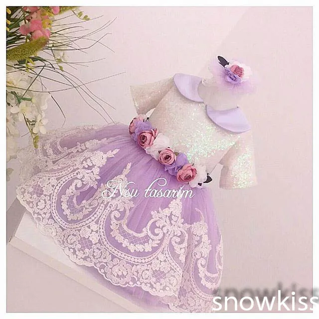 Фото Сиреневое платье с короткими рукавами фиолетовое белое кружевное цветочным