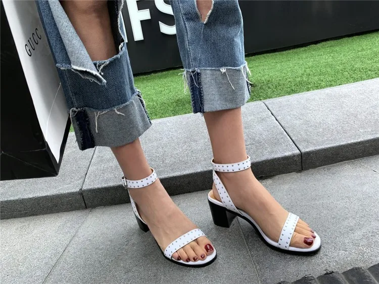 Big Size 9 10 11 12 high heels sandals women shoes woman summer ladies Riveted sandals with thick heels and buckles
Big Size 9 10 11 12 high heels sandals women shoes woman summer ladies Riveted sandals with thick heels and buckles