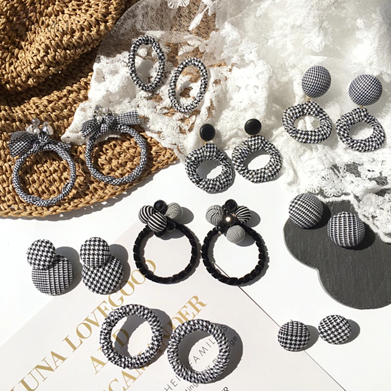 AOMU Elegant Black and White Houndstooth Plaid Velvet Fabric Round Big Circle Long Earrings for Women Distorted Cloth Jewelry 
AOMU Elegant Black and White Houndstooth Plaid Velvet Fabric Round Big Circle Long Earrings for Women Distorted Cloth Jewelry