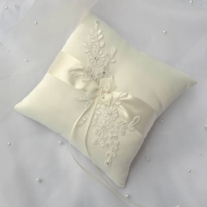 Applique Wedding Ring Pillow With Ribbon Ivory Ring Cushion Bearer 20x20cm Decorative Bridal Ceremony Pocket Ring Holder
Applique Wedding Ring Pillow With Ribbon Ivory Ring Cushion Bearer 20x20cm Decorative Bridal Ceremony Pocket Ring Holder