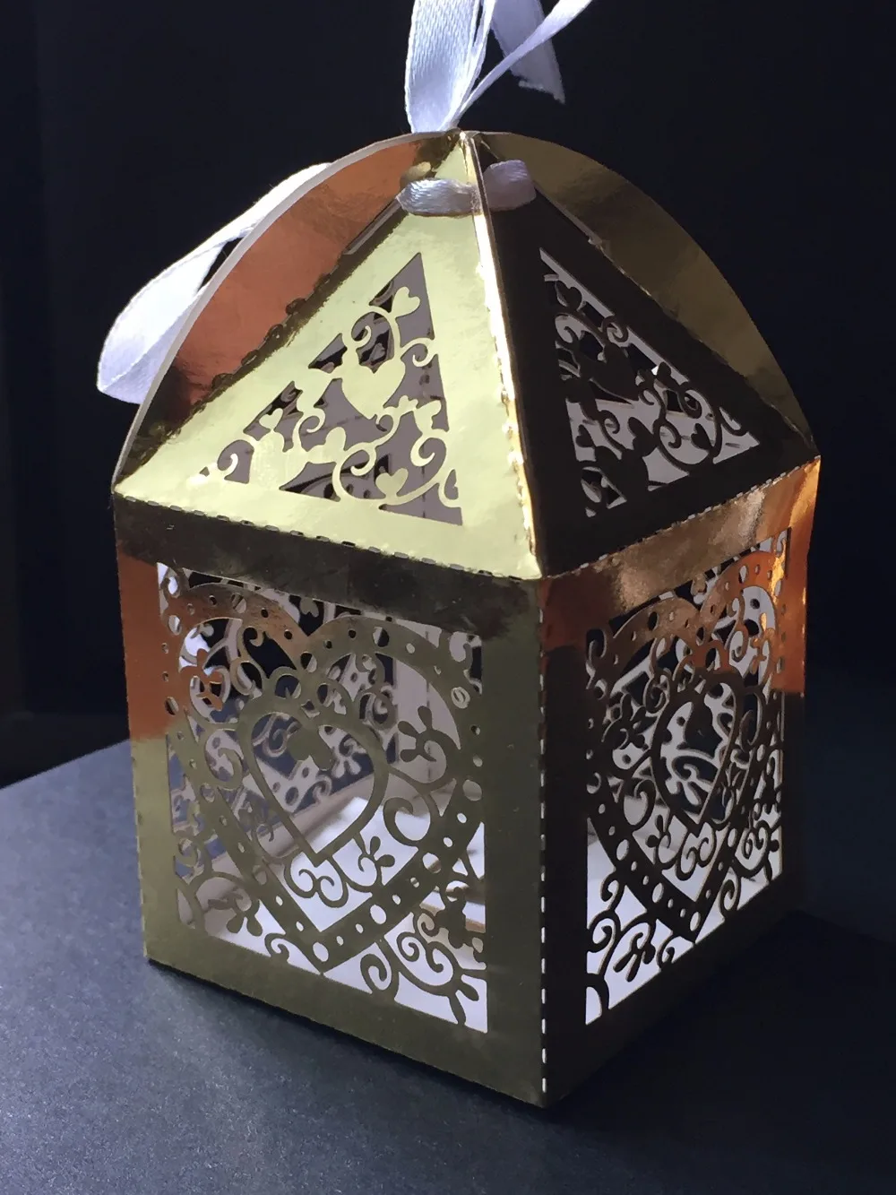 100pcs Metallic Paper Gold Baby shower/Birthday Party Favor boxes Laser cut Heart Design Wedding Party Decorative Gift Favors
100pcs Metallic Paper Gold Baby shower/Birthday Party Favor boxes Laser cut Heart Design Wedding Party Decorative Gift Favors