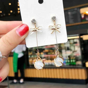 2020 Sweet temperament fashion jewelry Women Crystal from Swarovskis 925 silver needle simple wild bow tassel earrings female
2020 Sweet temperament fashion jewelry Women Crystal from Swarovskis 925 silver needle simple wild bow tassel earrings female