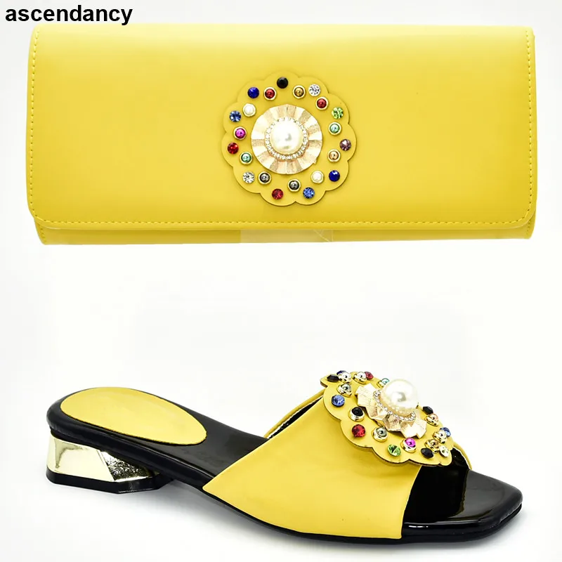 New Italian Shoe and Bag Set for Party In Women Nigerian Women Party Shoes Decorated with Rhinestone Matching Shoes and Bag Set
New Italian Shoe and Bag Set for Party In Women Nigerian Women Party Shoes Decorated with Rhinestone Matching Shoes and Bag Set