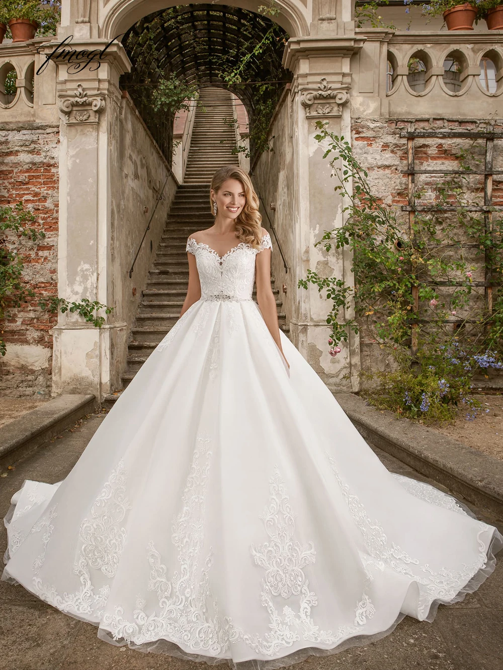 Fmogl Short Sleeve Illusion A Line Wedding Dresses 2019 Luxury Appliques Beaded Sashes Chapel Train Vintage Bridal Gowns
Fmogl Short Sleeve Illusion A Line Wedding Dresses 2019 Luxury Appliques Beaded Sashes Chapel Train Vintage Bridal Gowns