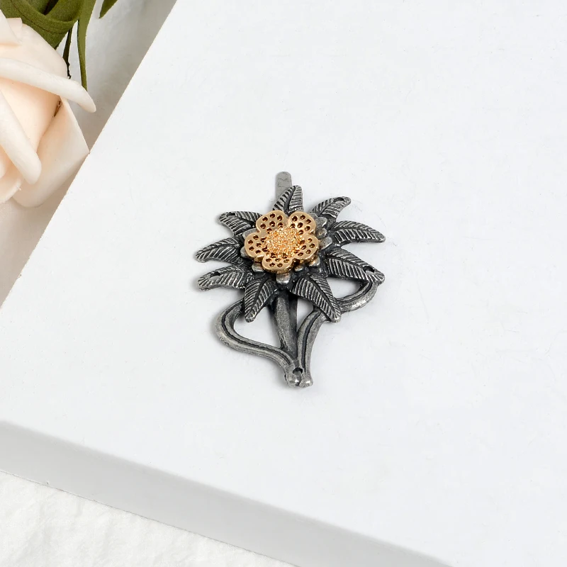 Second World War German Army Edelweiss Mountain Troops hat badge pin Conquering the Alps brooches
Second World War German Army Edelweiss Mountain Troops hat badge pin Conquering the Alps brooches