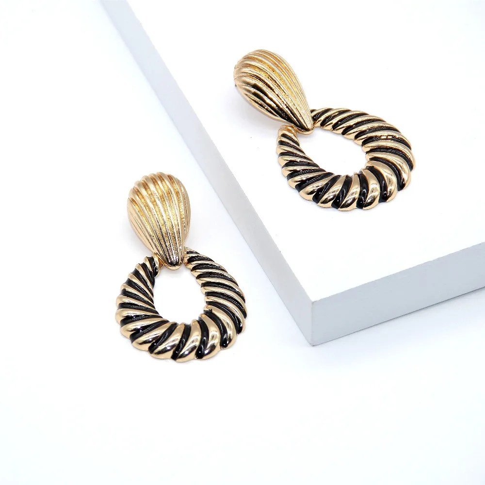 European/American exaggerated fashion simple alloy multi layer earrings big pineapple shaped Bohemia women drop earrings
European/American exaggerated fashion simple alloy multi layer earrings big pineapple shaped Bohemia women drop earrings