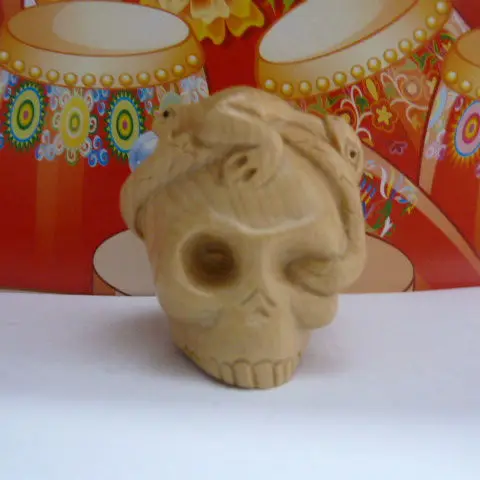 Natural boxwood, wood carving, skull, frog, snake, handlebar, handicraft ornament.
Natural boxwood, wood carving, skull, frog, snake, handlebar, handicraft ornament.