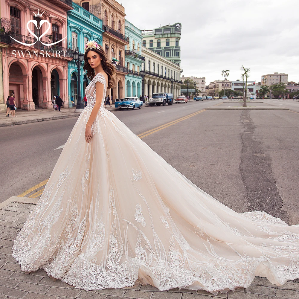 Swanskirt Luxury v-neck Wedding Dress 2019 new Ball Gown Royal Train backless Appliques abiye Bride Dress robe de mariee I112
Swanskirt Luxury v-neck Wedding Dress 2019 new Ball Gown Royal Train backless Appliques abiye Bride Dress robe de mariee I112