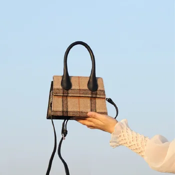 Woolen portable fashion mini square bag female 2019 spring new contrast color shoulder slung handbag
Woolen portable fashion mini square bag female 2019 spring new contrast color shoulder slung handbag