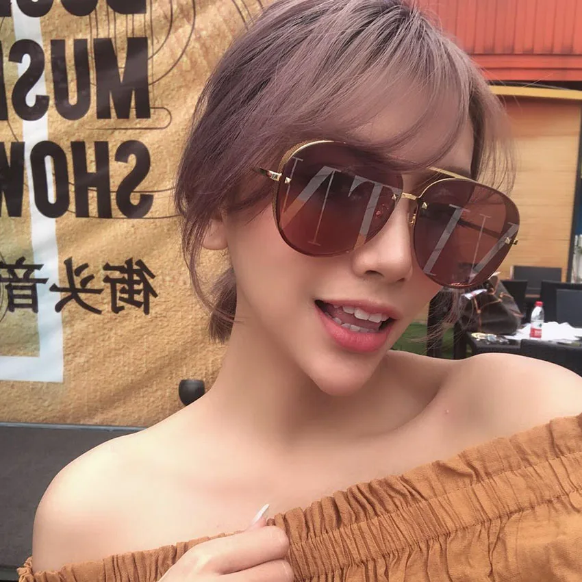 Classic pilot sunglass women Fashion English alphabet lens Sunglasses Women Brand Aviation Sunglasses Female Oversized Glasses
Classic pilot sunglass women Fashion English alphabet lens Sunglasses Women Brand Aviation Sunglasses Female Oversized Glasses